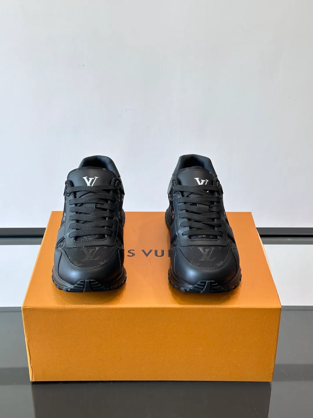 p520《＊OUIS＊UOTTO＊》Run Away men's sports shoes, first-layer cowhide + Monogram embossing, delicate texture and durable. The soles are made of foam + rubber, are light and elastic, and are comfortable to wear for a long time without tiring your feet. The tongue is long and stiff, so it is recommended to wear thick socks to improve the foot feel. The overall design is simple and versatile, and can be easily worn with jeans, casual pants, and suits. It is OK for commuting, shopping, and light exercise! The LV logo on the side of the shoe is very recognizable, and it is full of low-key luxury. It is a high-end sports shoe that is both business casual and trendy👟! size: 38-44 (45 46 customized)